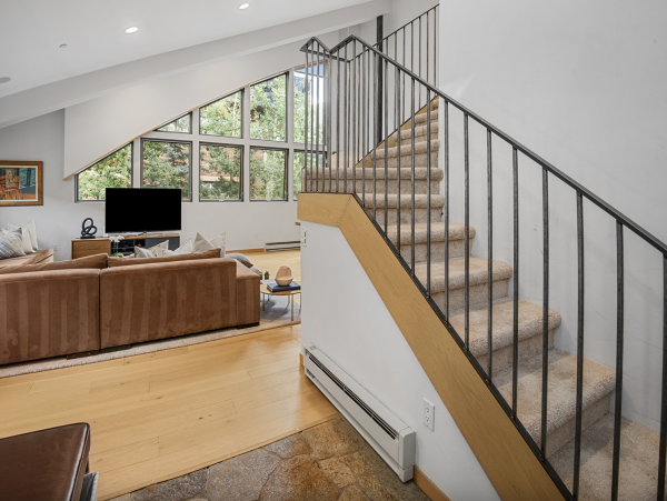 Luxury Vail Village 4 Bedroom Vacation Condo - Walk to Lifts